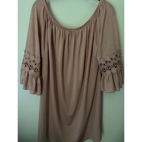 Ruffled Sleeve Tunic w/crocheted cut out daisies by Win Wim - Picture 7 of 9